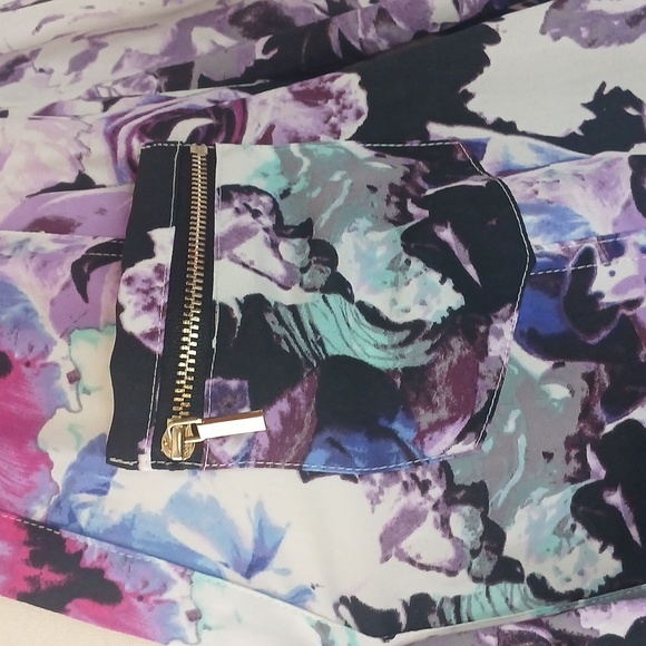 LIKE NEW! BEBE Multicolor Floral Zip Pocket Blouse Snap Close Xl - Picture 4 of 14